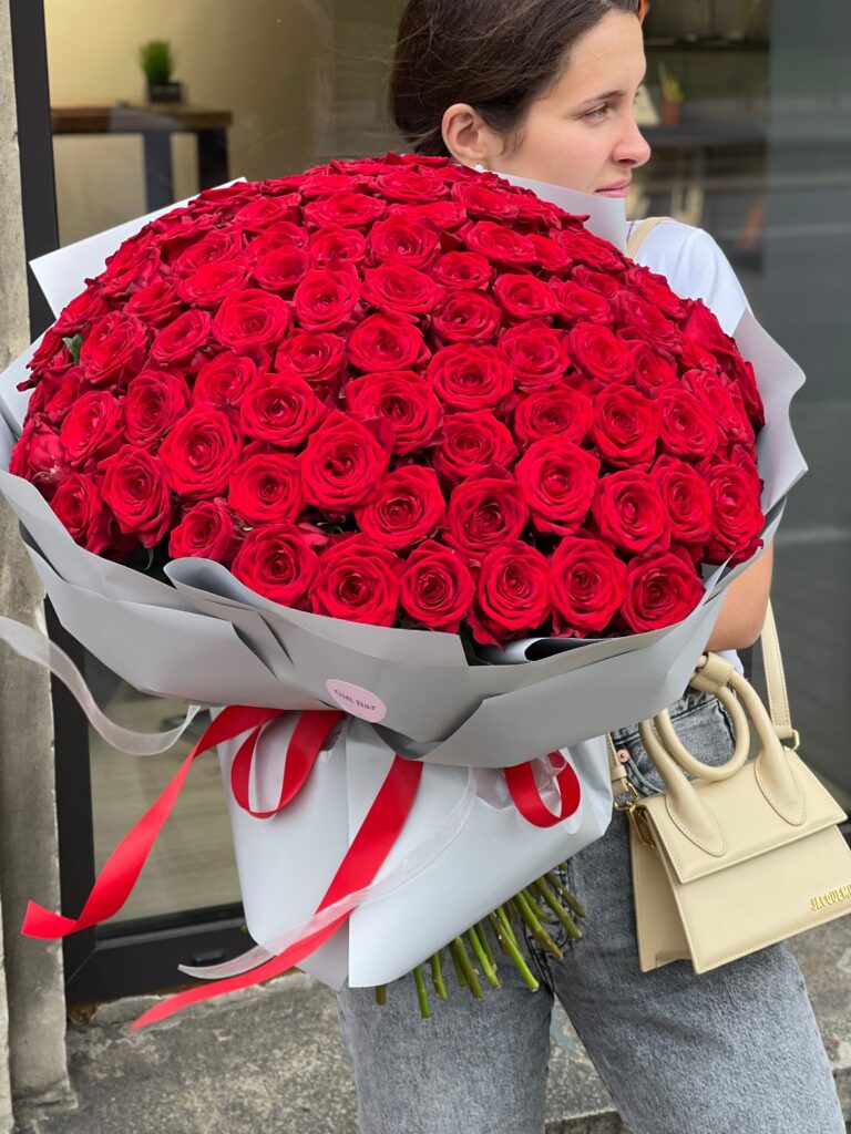 Bouquet of red roses