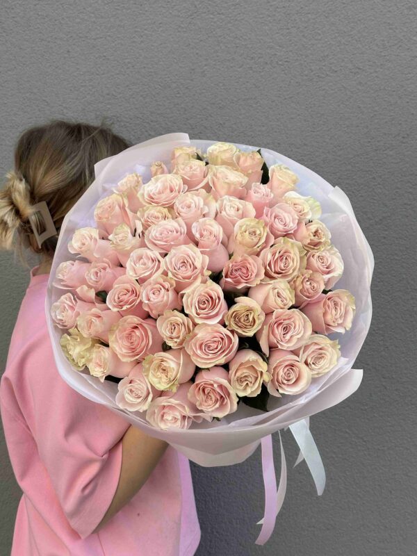 Bouquet of roses in pink shades