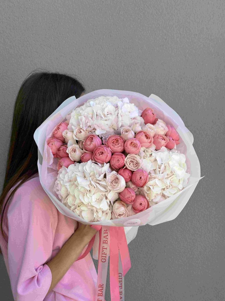 Bouquet of hydrangeas and spray roses