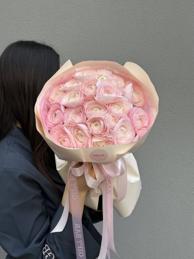 Букет розовых ранункулюсов