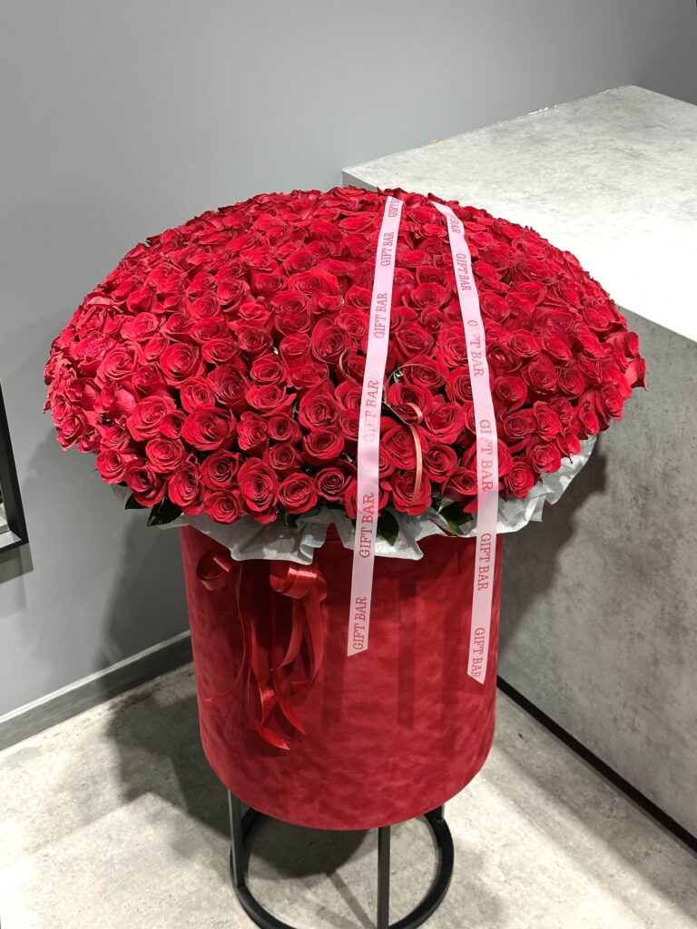 Красные розы в коробке