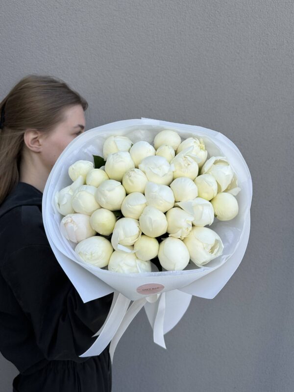 Bukiet białych piwonii