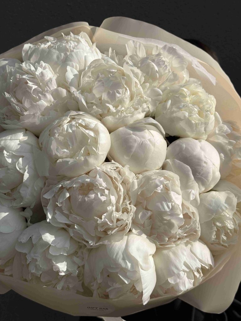 Букет белых пионов