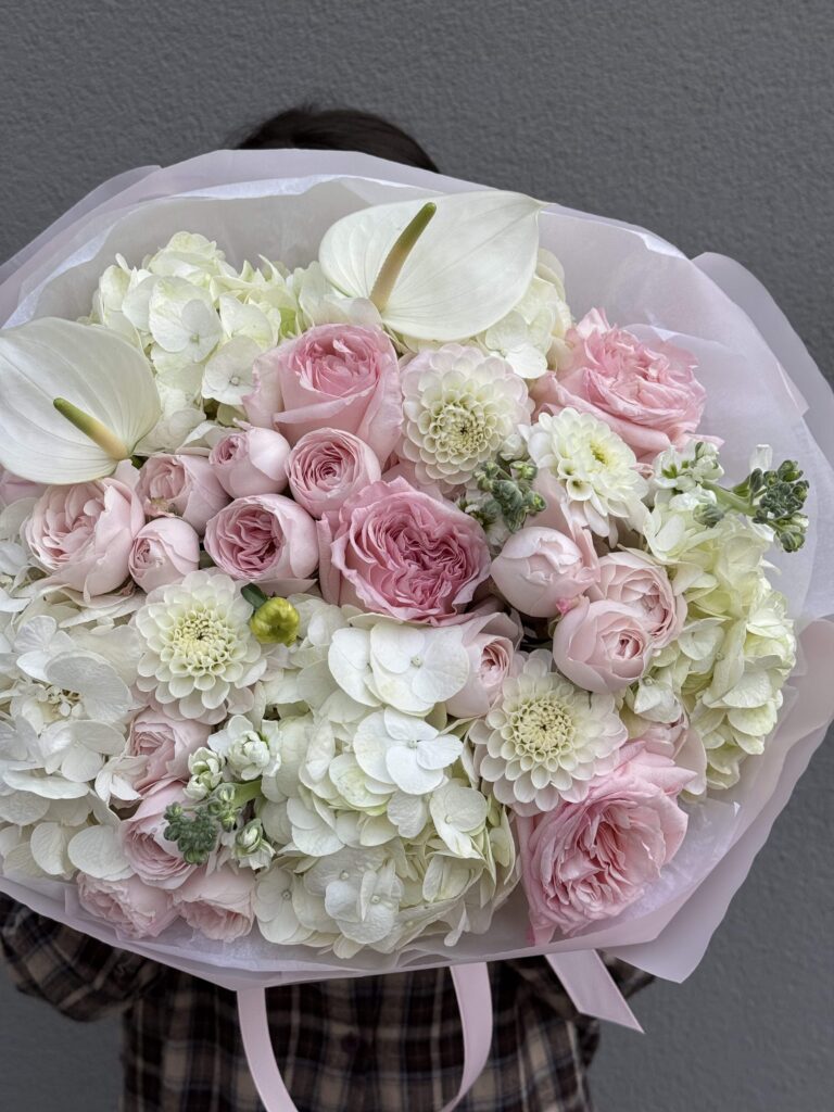 Букет квітів “Rose Blush”