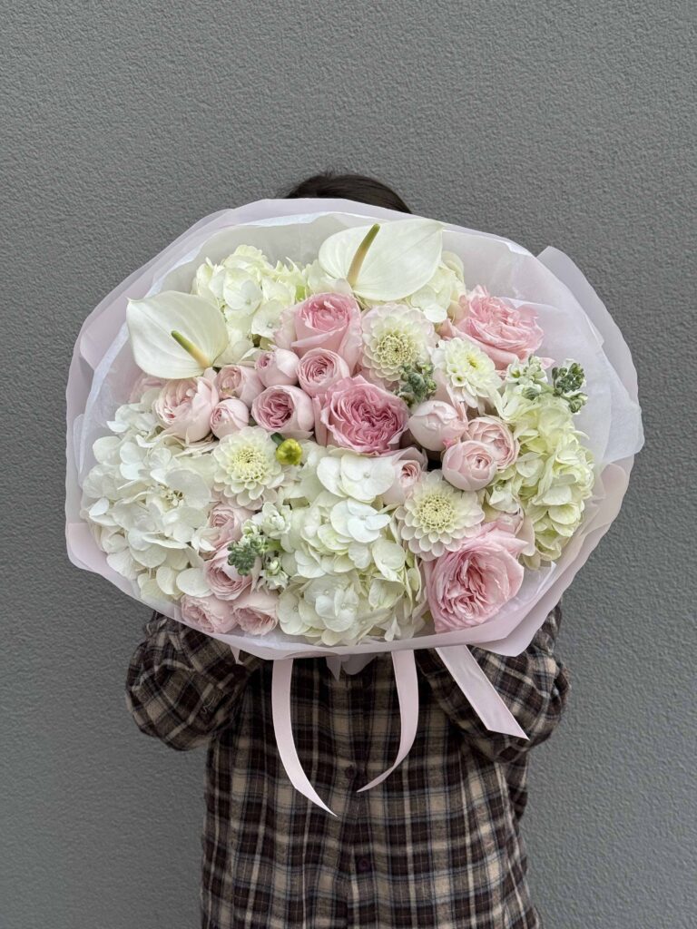 Букет квітів “Rose Blush”