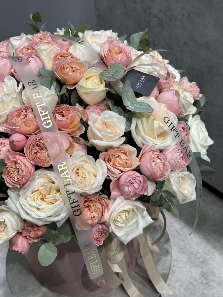 Mix róż i eukaliptus w pudełku