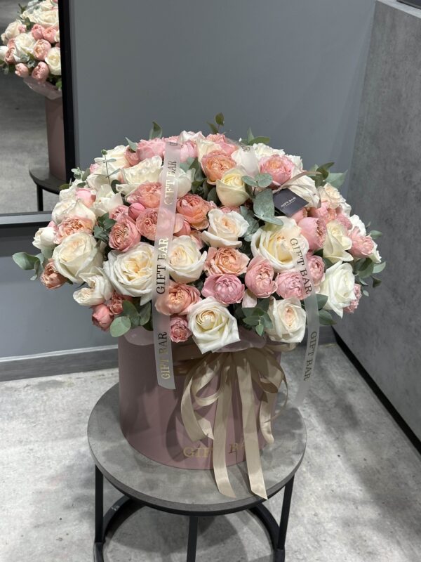 Mix róż i eukaliptus w pudełku