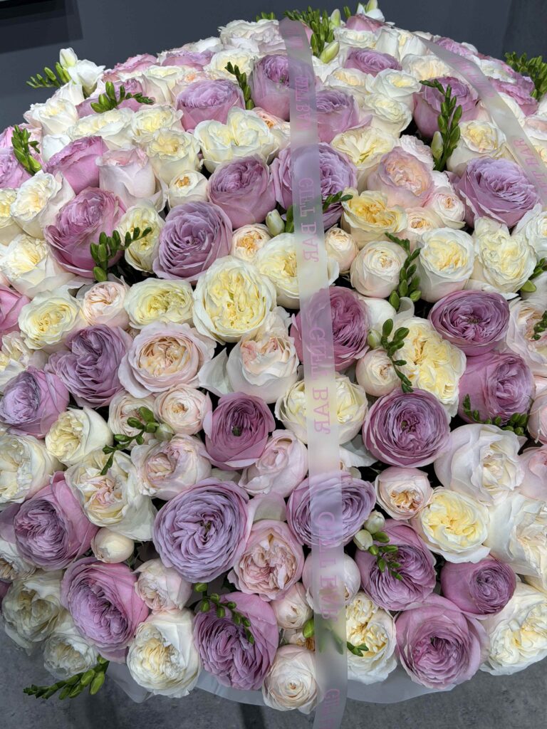 Mix róż i frezja w koszu