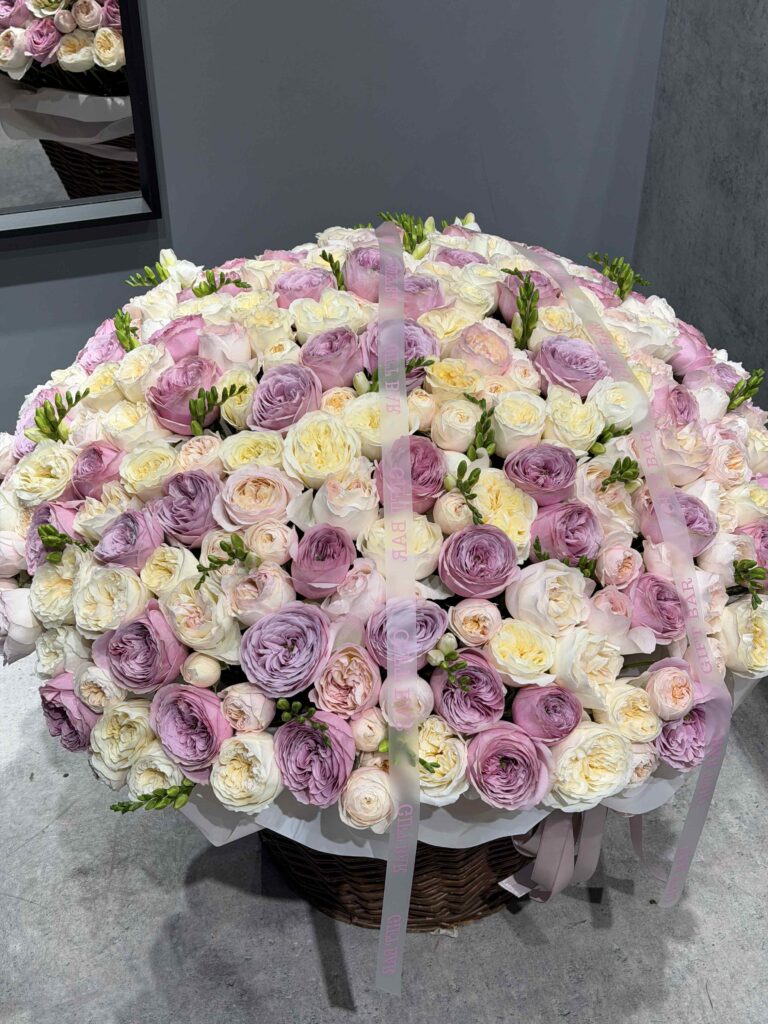 Mix róż i frezja w koszu