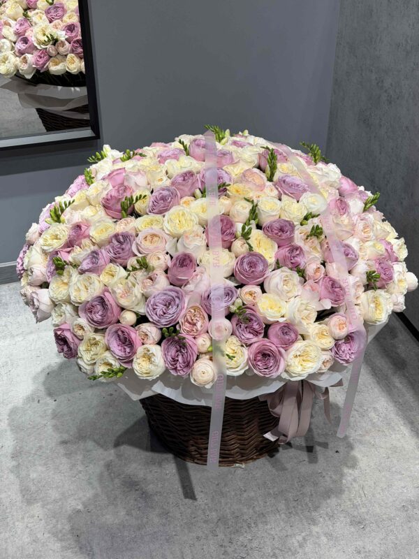 Mix róż i frezja w koszu