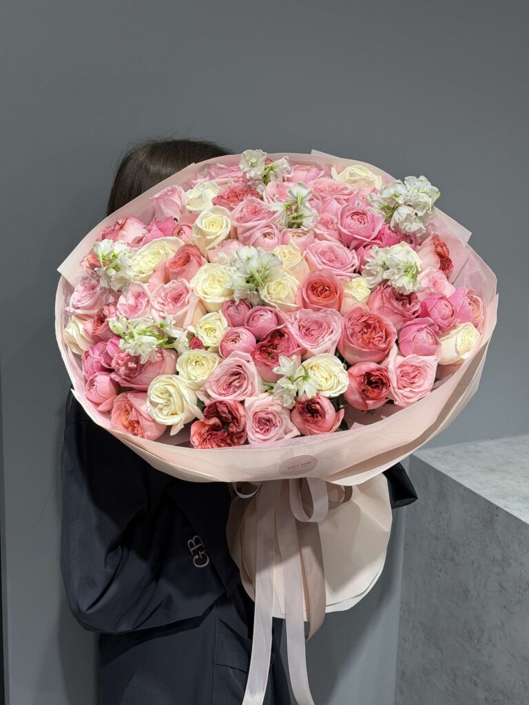 Mix róż i delphinium