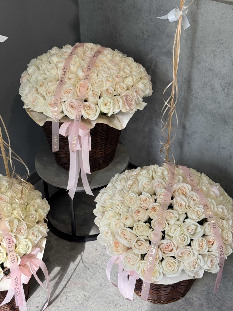 Kosz róż White O Hara