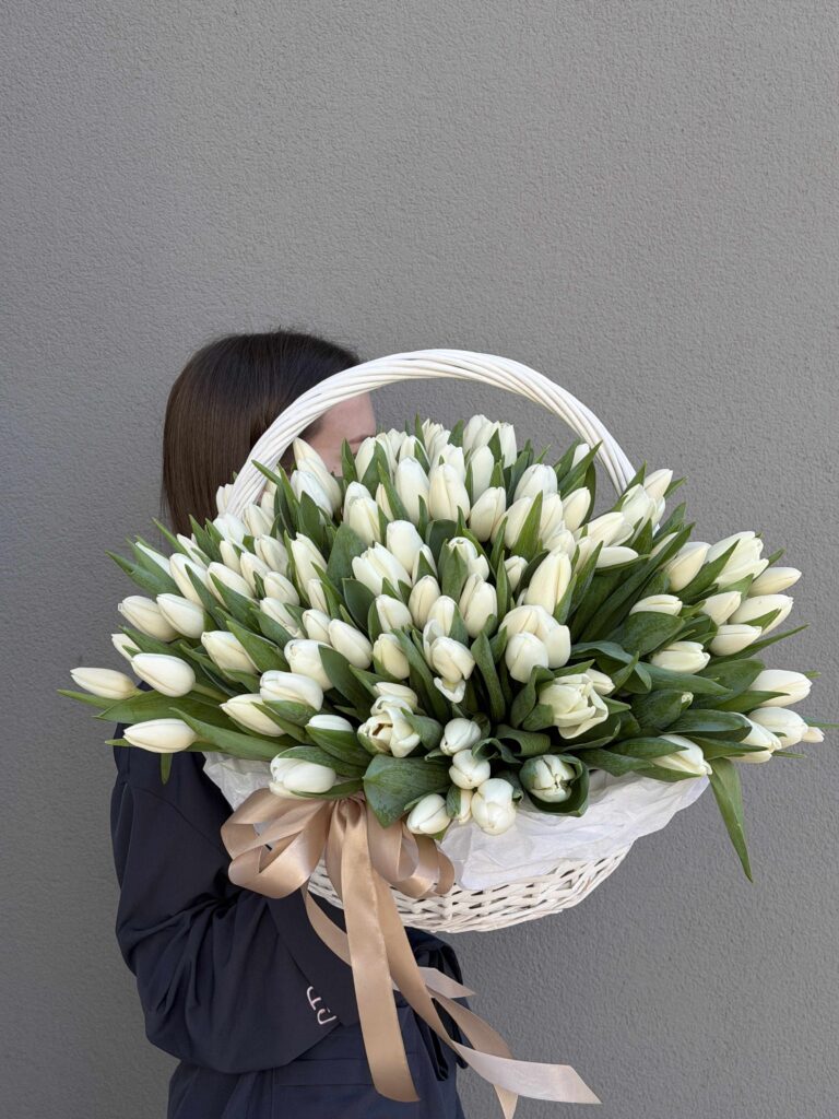 Білі тюльпани в кошику
