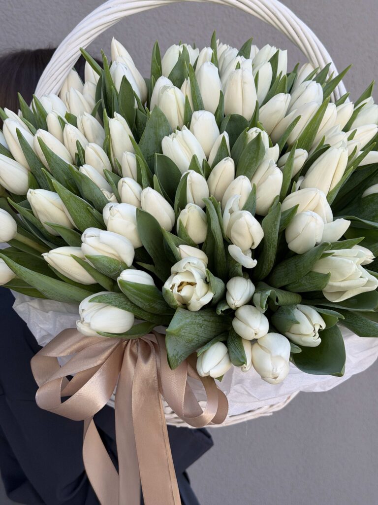Білі тюльпани в кошику