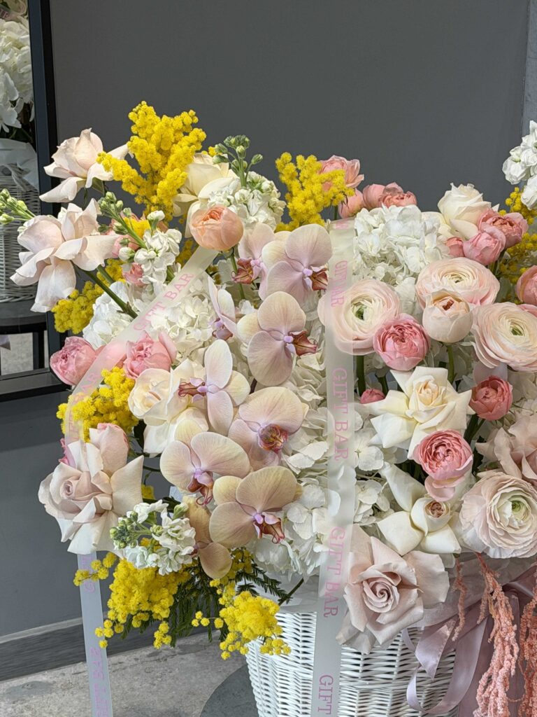 Кошик квітів “Honey”