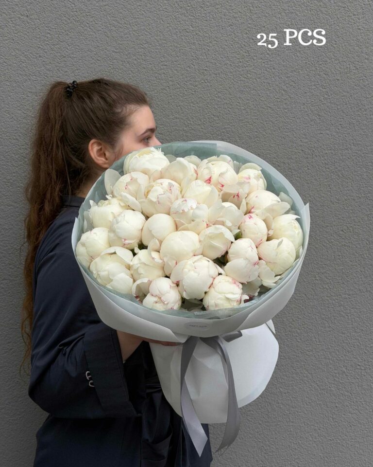 Букет белых пионов