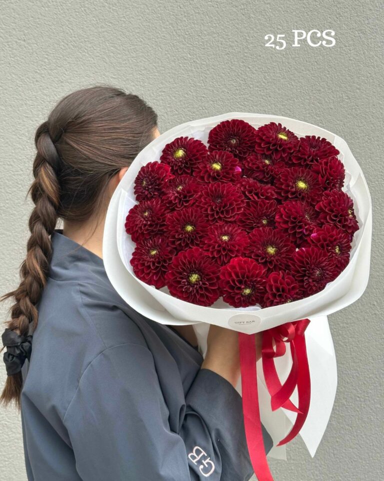 Букет бордових жоржин