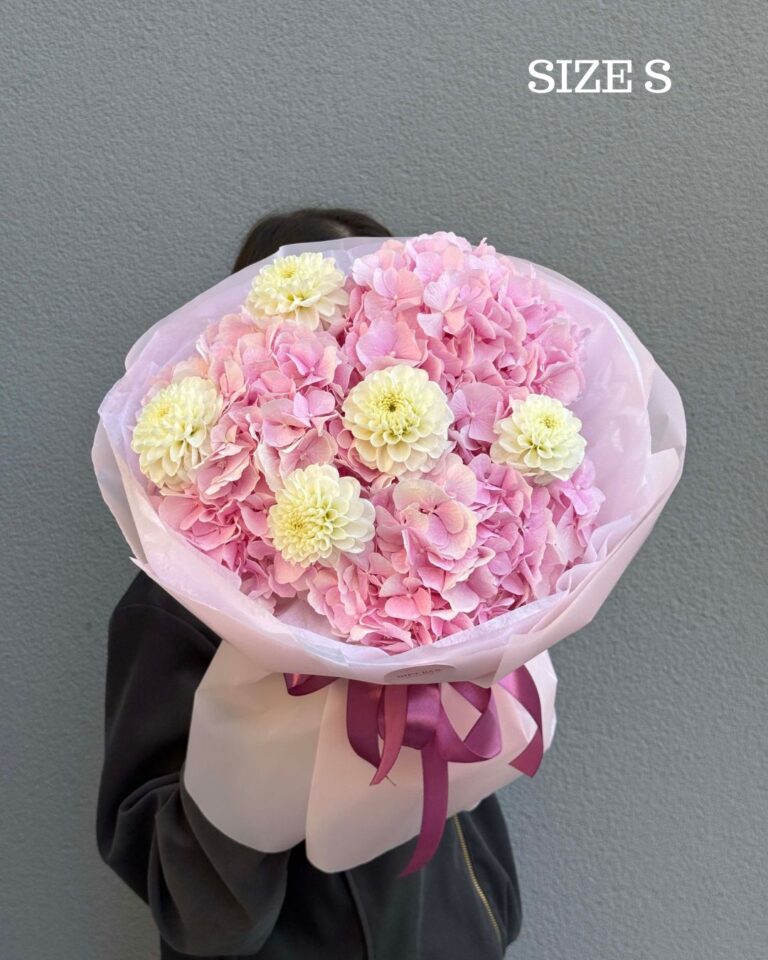 Букет из белых георгин и розовых гортензий